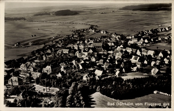 Ak Bad Dürrheim im Schwarzwald, Luftaufnahme, Stadtansicht, viele Häuser, grüne Felder
