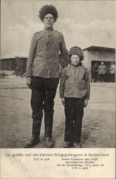 Postcard The largest and the smallest prisoner of war in Germany, Arseni Kusnezow from Omsk, I. WW