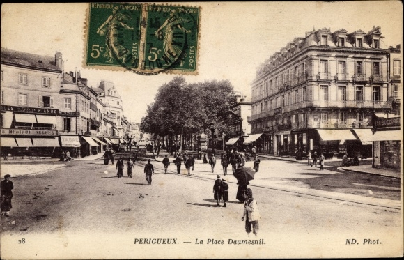 Postcard Périgueux Dordogne, La Place Daumesnil, Straßenpartie, ND. Photo. 28