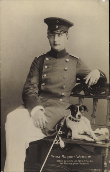 KP Prince August Wilhelm Pruski, pies, ławka, szabla, mundur