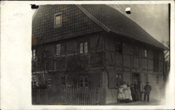 foto Ak Bettmar Vechelde in Nedersaksen, gezin voor een huis