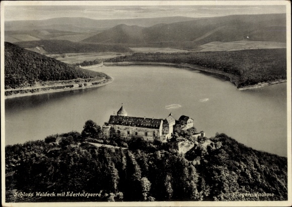 KP Waldeck am Edersee Hessen, widok z lotu ptaka na budynek zamku Edertalsperre