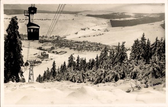 Ak Oberwiesenthal im Erzgebirge, Blick vom Fichtelberg auf Oberwiesenthal im Winter, Seilbahn.