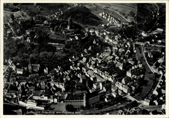 Ak Dillenburg in Hessen, Luftaufnahme von  Häuser, Landschaft, Flugzeugperspektive