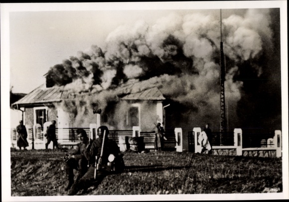 Photo Serbia, Serbian border house in flames, Wehrmacht soldiers, II. WW