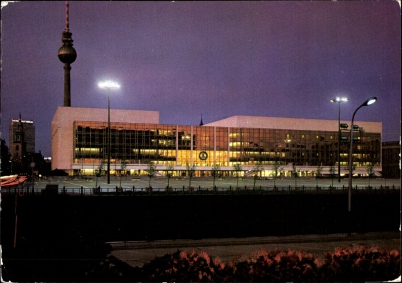 Ak Berlin Mitte, Palast der Republik, Außenansicht, Fernsehturm, Nachtansicht