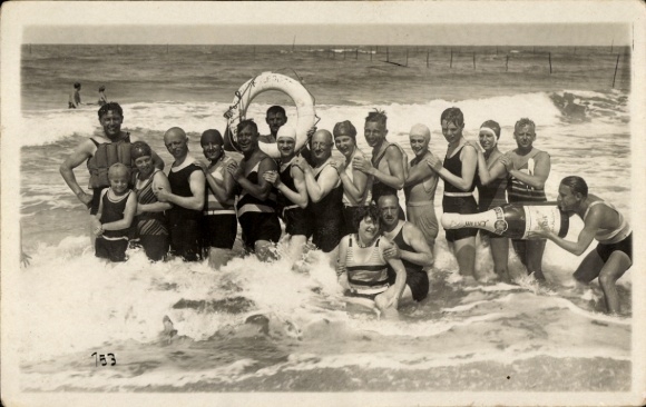 Photo Postcard North Sea resort Wangerooge in East Frisia, people in the water, swimwear