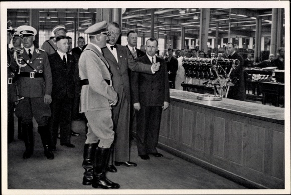 Collection picture No. 88, Adolf Hitler visits the BMW works, engine block