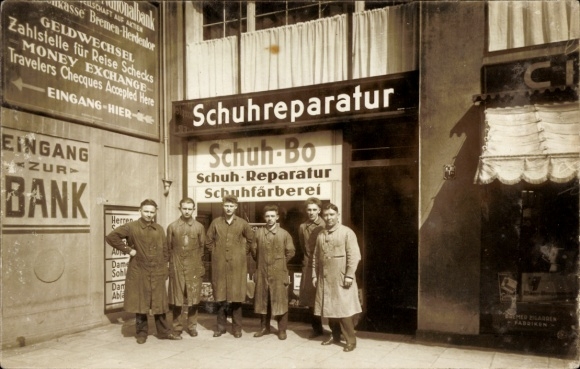 Foto Ak Hansestadt Bremen, Schuhreparatur, Schuh-Bo, Schuhmacher, Gruppenbild, Fassadenreklame