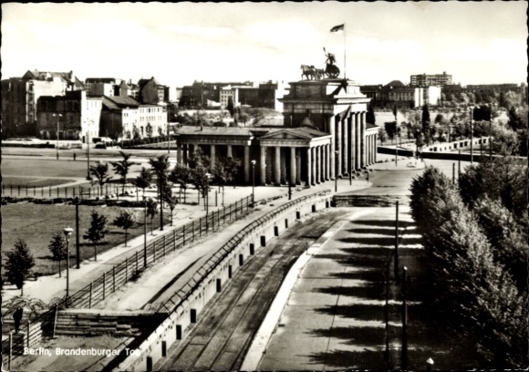 Ak Berlin, Brandenburger Tor vom Reichstagsgebäude aus, Mauer, innerdeutsche Grenze