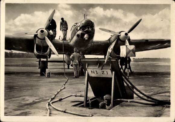 Ak Deutsche Wehrmacht, Luftwaffe, Militärflugzeug Heinkel He111
