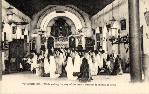 Ak Trincomalee Sri Lanka, Aufnahme einer Gruppe von Personen im Gebet, Kirche, Feier des Kreuzweg