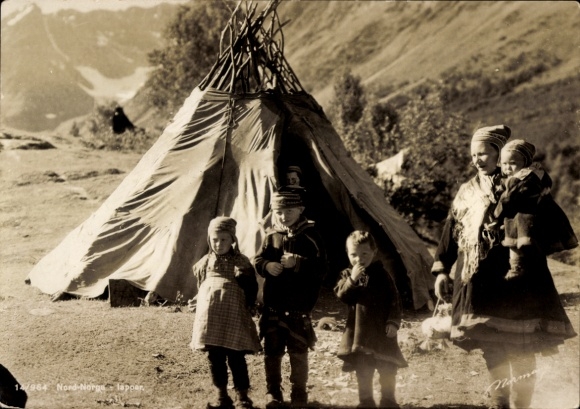 Postcard Nord-Norge, traditional costumes Lapland