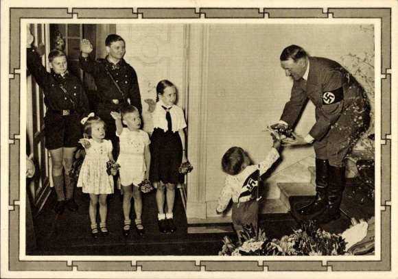 Ganzsachen Ak Kinder begrüßen Adolf Hitler, Blumenstrauß, Hitlerjugend, BDM