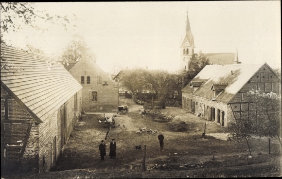 Foto Ak Hütten in Schleswig Holstein, Teilansicht mit Kirche