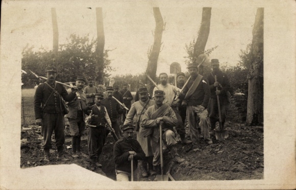 Foto Ak Besançon Doubs, Französische Soldaten in Uniformen, I. WK