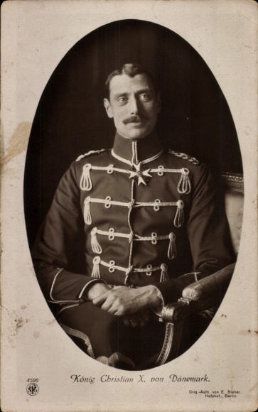 Ak-koning Christian X van Denemarken, portret in huzaaruniform