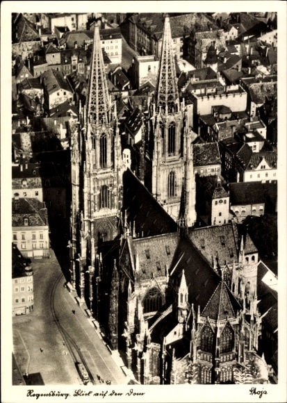 Ak Regensburg aan de Donau Opper-Palts, luchtfoto van de kathedraal, uitzicht op de Dour,