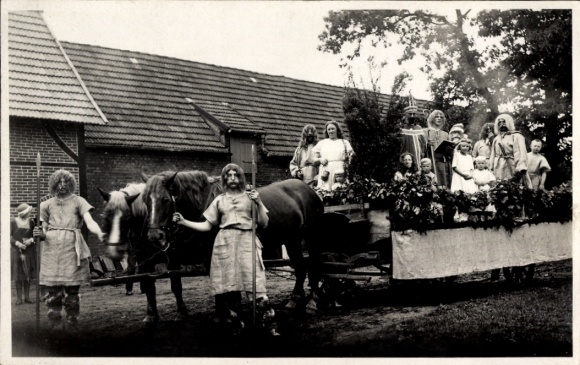 Foto Ak Wulfen in Anhalt, 100-jähriges Schützenfest, Festwagen, Herr Mergen als Ludgerus