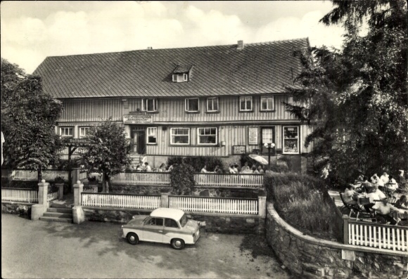 Ak Trautenstein Oberharz am Brocken, houten gebouw, veel mensen, auto, tuin, idyllische st...