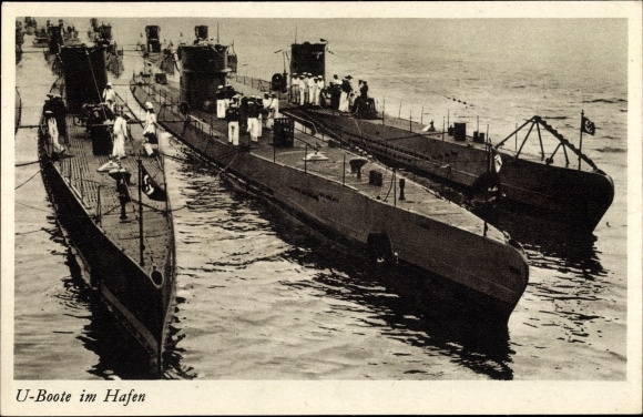 Ak Deutsche Kriegsmarine, Unterseeboote, U-Boote im Hafen