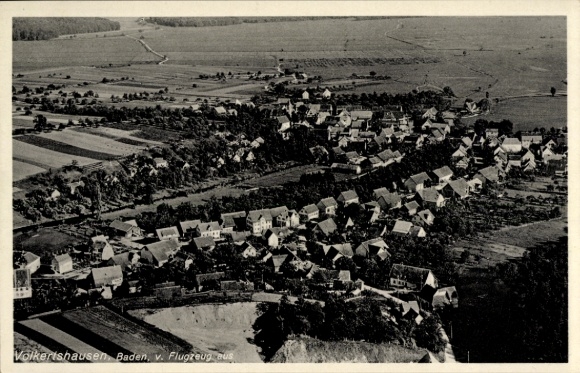 Ak Volkertshausen Baden Württemberg, Luftaufnahme  Baden, Häuseransammlung, Felder, Flugzeugsicht