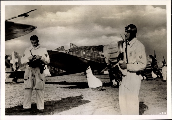 Photo Hoffmann, Heinrich, Italian fighter pilots on a field airfield in Romania, August 1941