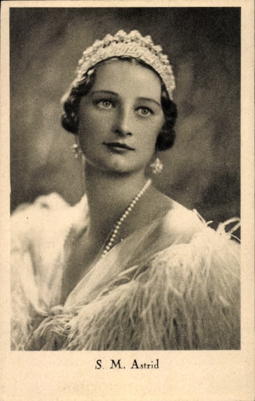 Postcard Astrid of Sweden, Queen of Belgium, portrait