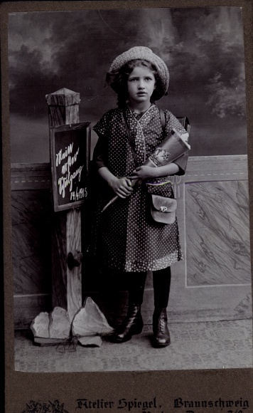 Photo of a girl with a cone of sugar, first class, Photographer Spiegel, Braunschweig
