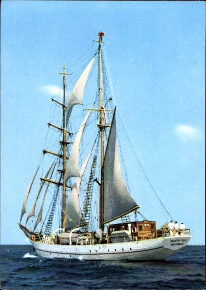 Ak Segelschulschiff Wilhelm Pieck auf dem Meer