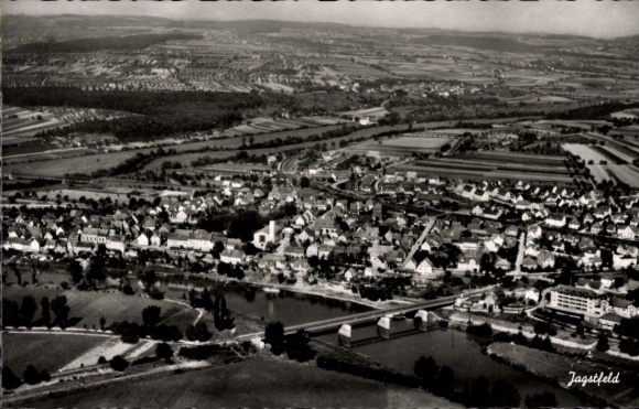 Ak Jagstfeld Bad Friedrichshall in Württemberg, Luftaufnahme von  Brücke, Häuser, Felder, Weinber