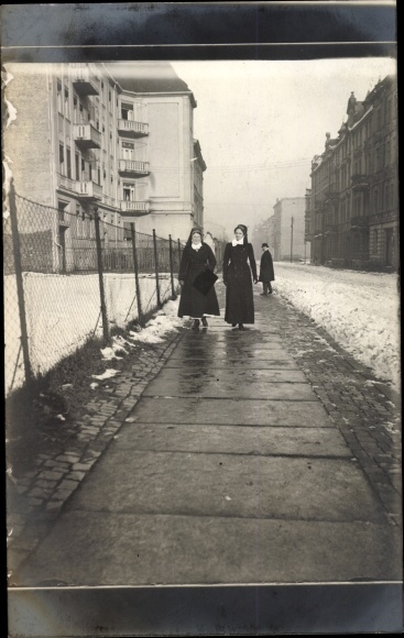 Photo Postcard Gliwice Gleiwitz Upper Silesia, Moltkestraße, Dutch nurses. Red Cross