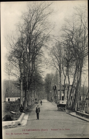Postcard Le Vaudreuil Eure, Avenue de la Gare