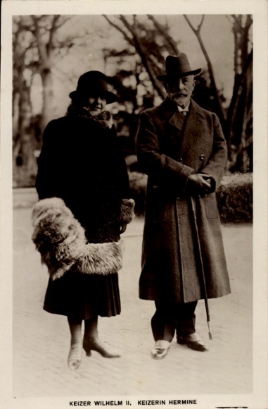 Ak Kaiser Wilhelm II. im Exil, Kaiserin Hermine, Portrait, Mäntel