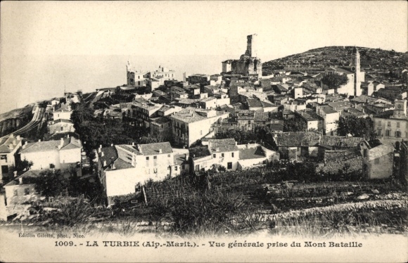 KP La Turbie Alpes Maritimes, widok na miasto z domami, Mont Bataille, bez osobistości
