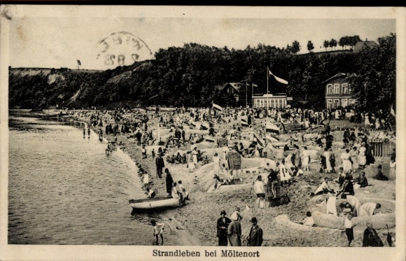 Ak Möltenort Heikendorf aan de Kieler Fjord, strandleven met mensen op het strand, boten, vlaggen