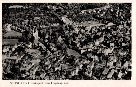 Ak Sonneberg in Thüringen, Luftaufnahme von  Thüringen, Häuser, Kirche, Bäume