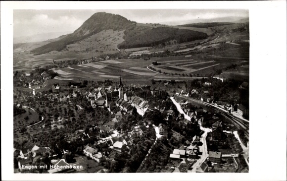 Ak Engen im Hegau, Panorama, Hohenhöwen, Fliegeraufnahme