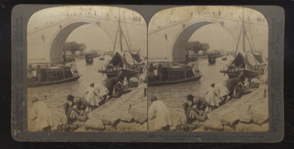 Stereo Photo China, Suo-chow, washerwomen on the river, boats, bridge