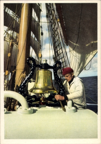 Ak Seemann auf einem Segelschiff, Schiffsglocke