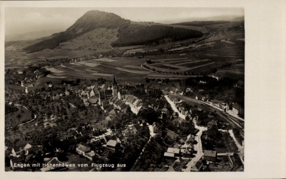 Ak Engen im Hegau Baden, Luftaufnahme von  Hohenhöwen, Felder, Berge, Häuser, Straßen