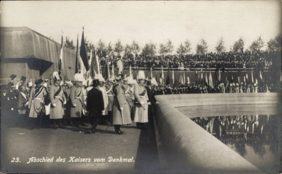Ak Leipzig, Abschied des Kaisers, Völkerschlachtdenkmal, große Menschenmenge, Fahnen, Zeremonie