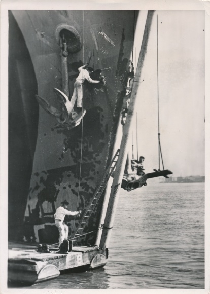 Photo Sailors at Pönen, rust on the bow side is knocked off