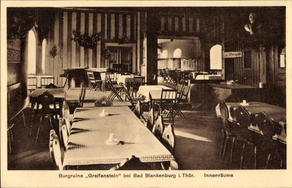 Ak Bad Blankenburg in Thüringen, Innenraum der Burgruine Greifenstein,  Tische und Stühle
