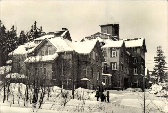 Postcard Schierke Wernigerode in the Harz Mountains, snow-covered buildings, people in the foreground, winter landscape