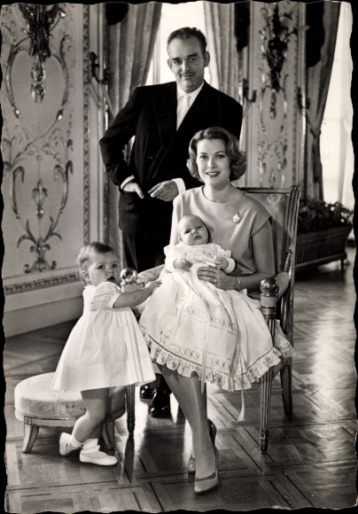 Postcard Prince Rainier III. of Monaco, Grace Kelly, Prince Albert, Princesse Caroline