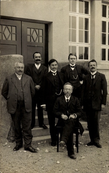 Photo Postcard Filderstadt in Württemberg, group of men in front of a building entrance