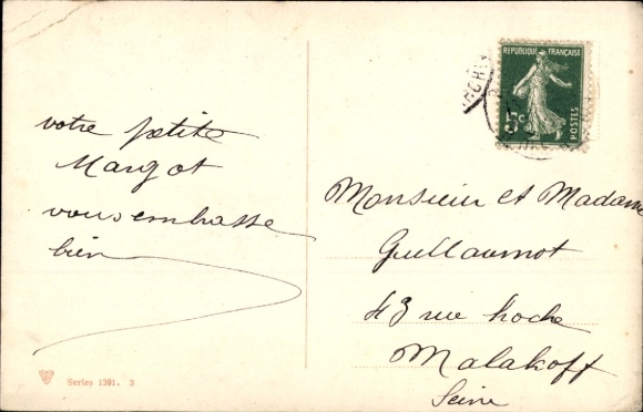 Ak Malakoff Hauts de Seine, Zwei Damen beim Tennisspiel, im Hintergrund eine Stadt
