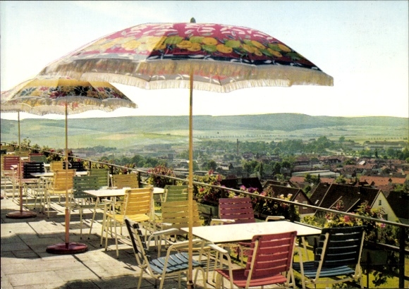 Ak Seesen am Harz, Terrasse mit bunten Schirmen, Ausblick auf die Landschaft, Tische und Stühle