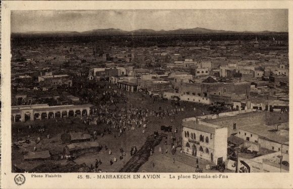 Ak Marrakech Marrakesch Marokko, Luftaufnahme von  Platz Djemâa-el-Fna, Menschenmenge, Marktständ